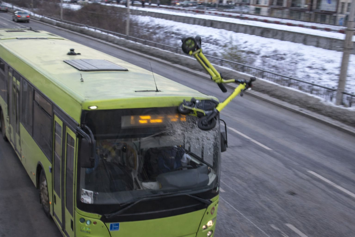 В Екатеринбурге самокат сбросили с моста на автобус | В Екатеринбурге самокат сбросили с моста на автобус