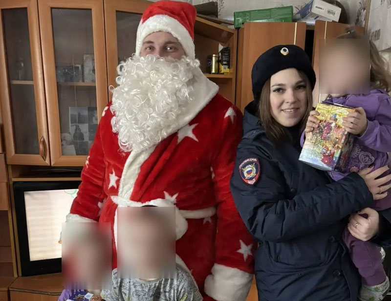 Полицейский Дед Мороз поздравил семьи Каменского района | Полицейский Дед Мороз посетил семьи под Каменском-Уральским