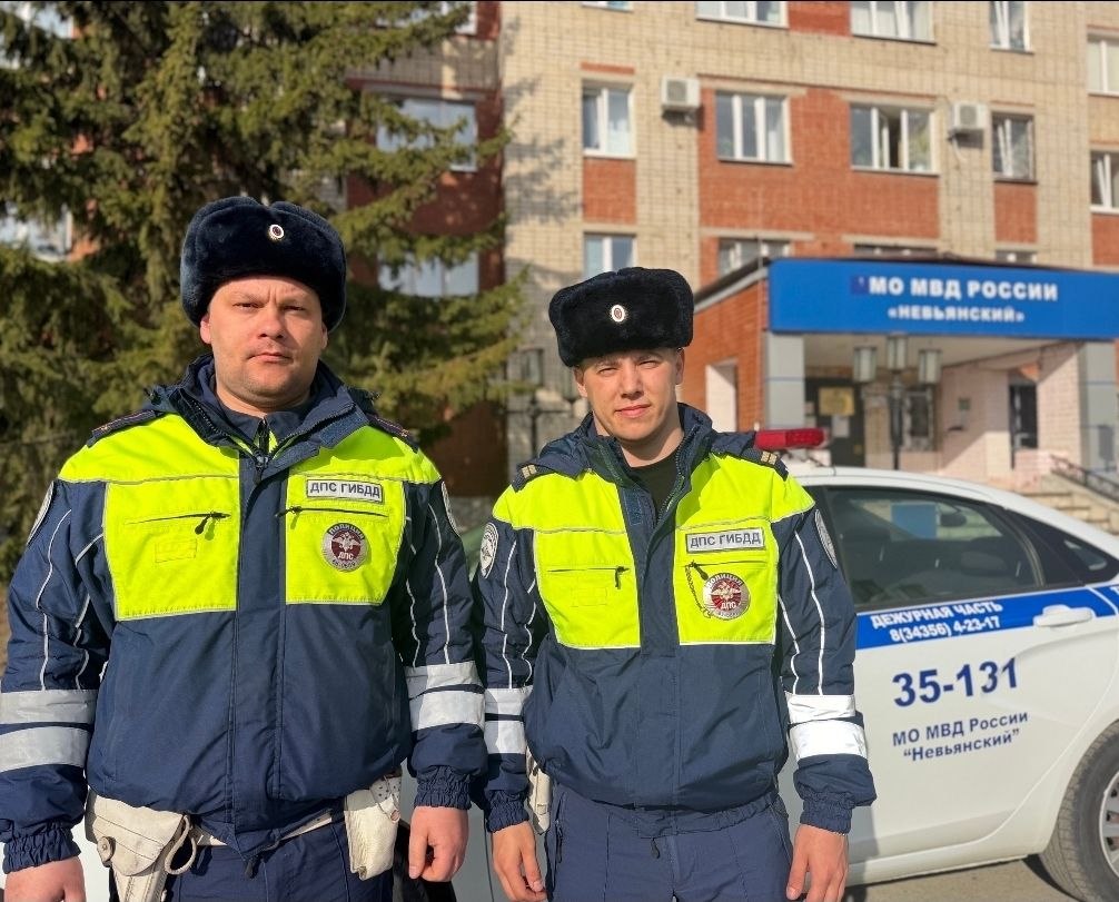 На трассе под Екатеринбургом инспекторы ДПС спасли задыхающегося шестилетнего ребенка | ДПС спасли ребенка, которому стало плохо на трассе под Екатеринбургом