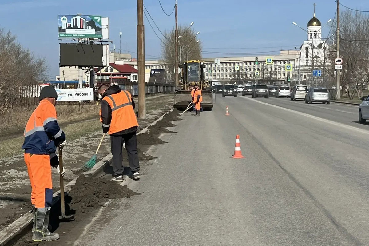 В Каменске-Уральском усилили уборку улиц и ремонт дорог после зимы | В Каменске-Уральском началась масштабная весенняя уборка