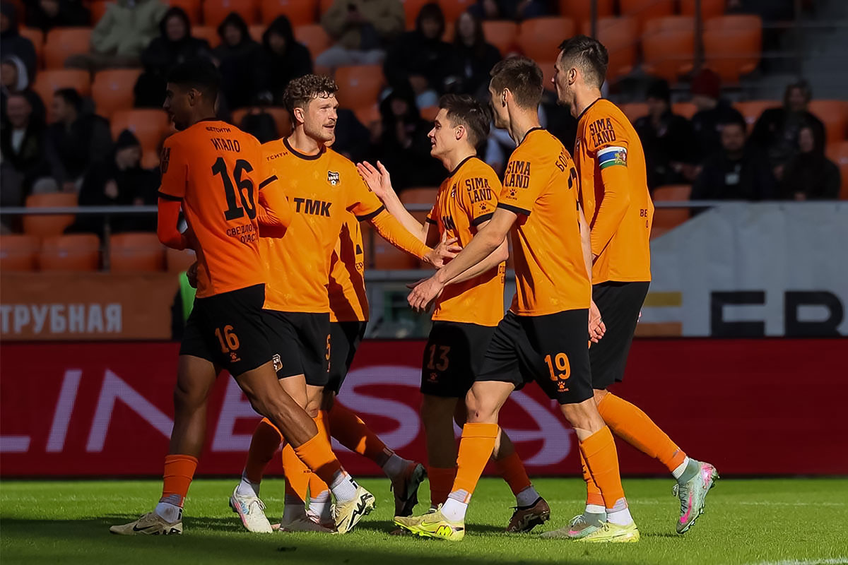 Синарские трубники поддержали «Урал» на матче с разгромным счётом | Работники СинТЗ побывали на матче «Урала»