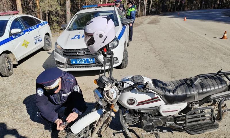 ДТП с мопедом на Урале — 17-летний водитель потерял управление и опрокинулся, он в больнице | Подросток на мопеде перевернулся и попал в больницу в Свердловской области