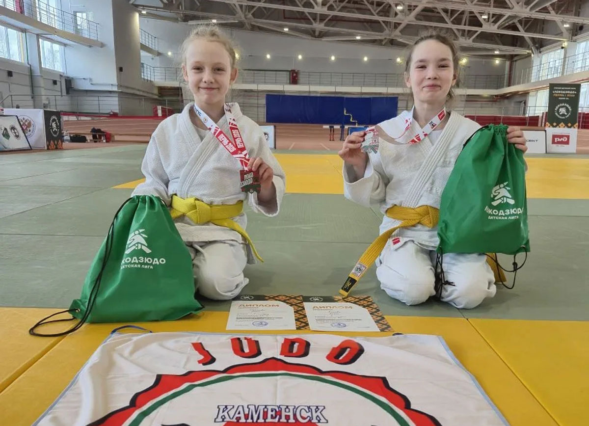 Дзюдоистки из Каменска-Уральского выиграли золото на турнире с 500 участниками | Юные дзюдоистки из Каменска-Уральского взяли золото в Перми