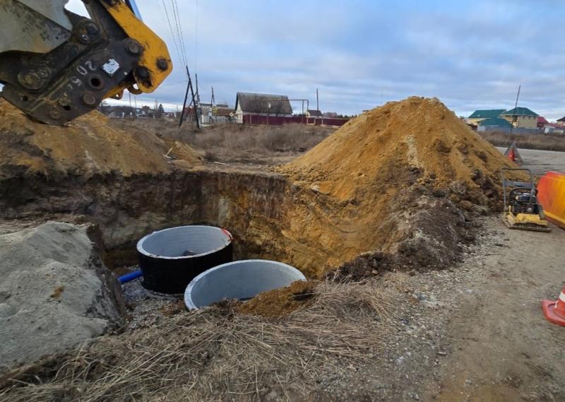 В деревне под Каменском-Уральским строят новый водопровод: что изменится уже к зиме | Под Каменском-Уральским идет первый этап работ по прокладке водопровода